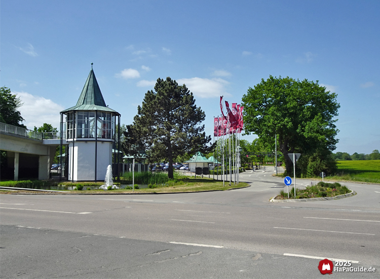 Parken - Ein- und Ausfahrt zum Hauptparkplatz
