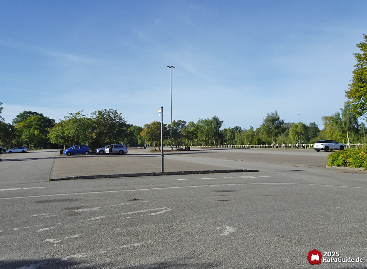 Parken - Seitliche Ansicht des betonierten Bereichs des Großparkplatzes