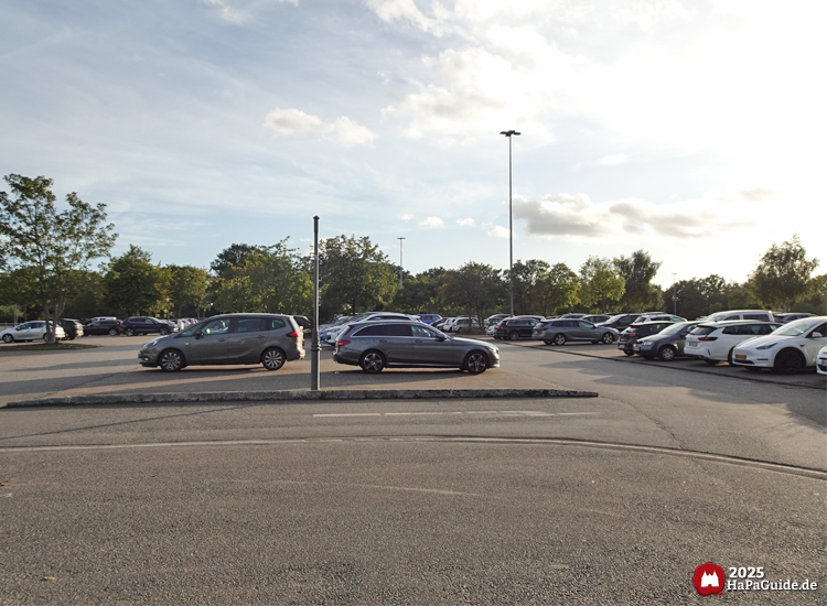 Parken - Autos parken auf dem Großparkplatz