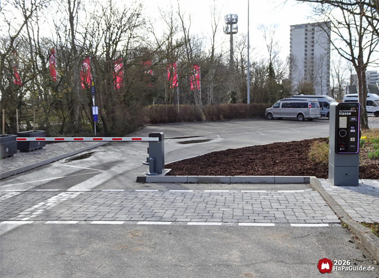 Automatische Parkplatzschranke mit Kassenautomat am Parkplatzausgang des Hansa-Park