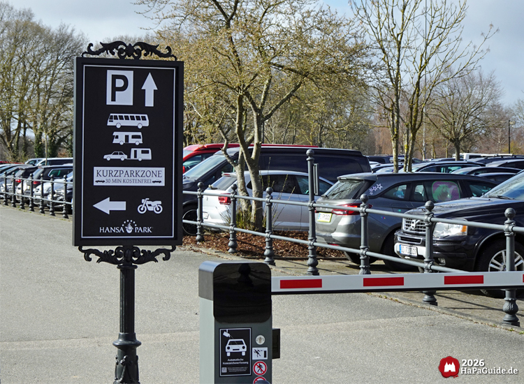 Hansa-Park Parkplatz mit Wegweiser und Kurzparkzone-Hinweis