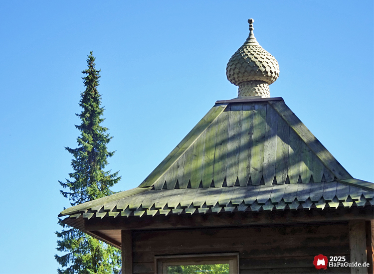 Peterhof von Novgorod - Zwiebelturm an der Spitze eines Holzdachs
