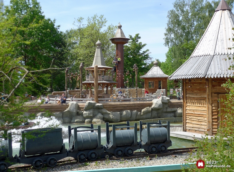 Peterhof von Novgorod - Tierkinder und Turm vom Peterhof