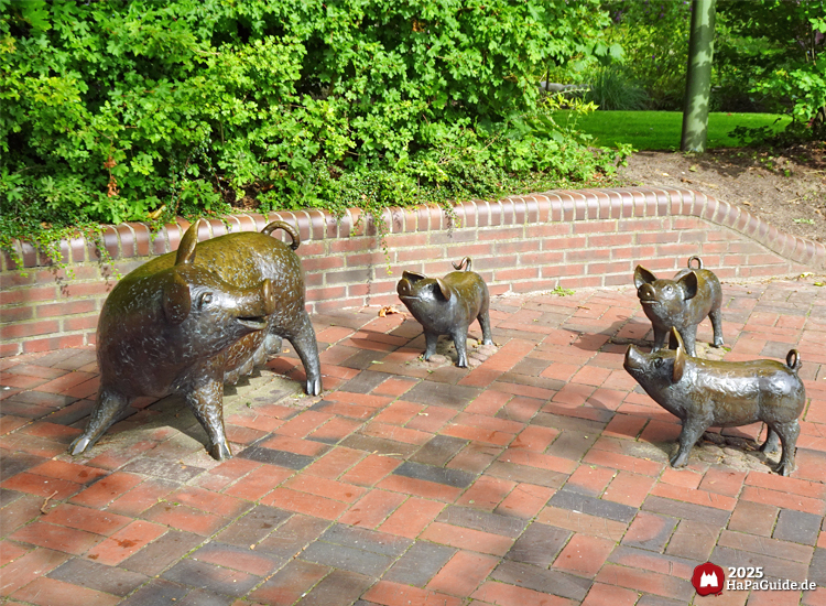 Peterhof von Novgorod - Sau mit drei Ferkeln aus Bronze