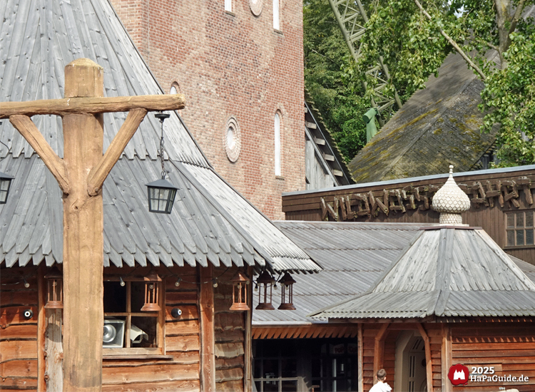 Peterhof von Novgorod - Laterne, Zwiebeltürme, Holz und Backstein