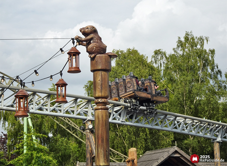 Peterhof von Novgorod - Eine Gondel der Flucht von Novgorod passiert einen Biber mit Lichterkette