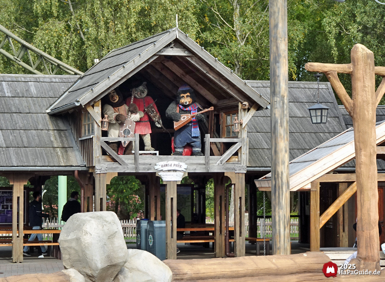 Peterhof von Novgorod - Bärenband im Dachstuhl des Bahnhofs Peterhof von Novgorod