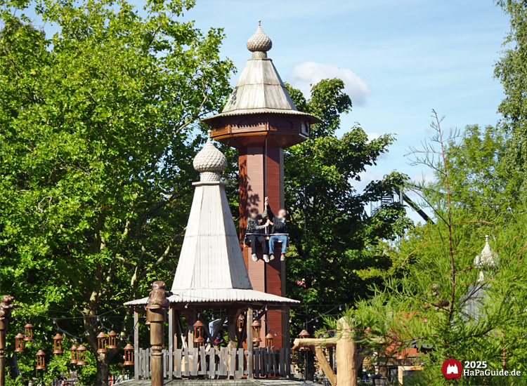 Peterhof von Novgorod - Der Turm vom Peterhof hinter einem Zwiebelturm