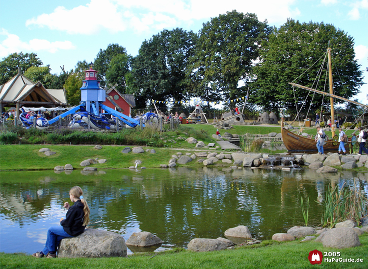 Ein Mädchen sitzt am See des Piratenlandes