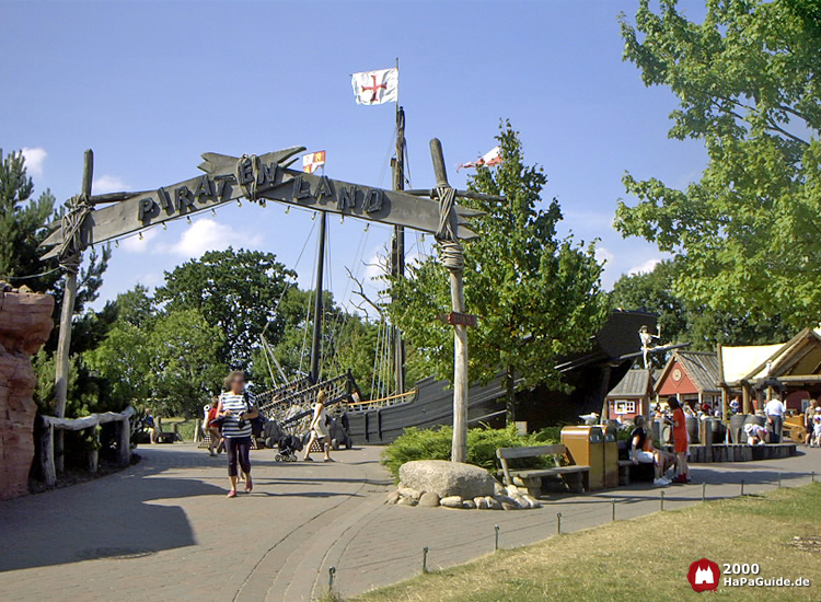 Hölzernes Eingangstor zum Piratenland