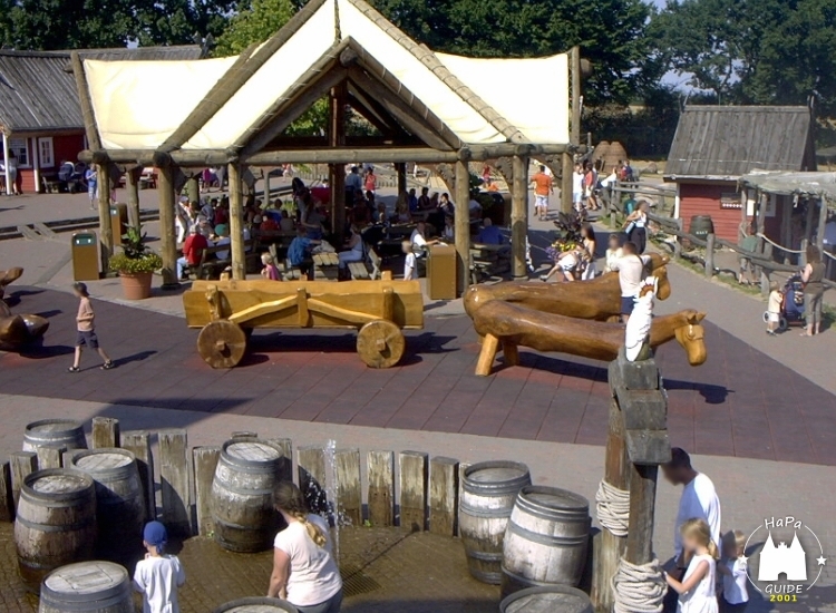 Blick auf den Thing-Platz mit seinen Holzspieltieren