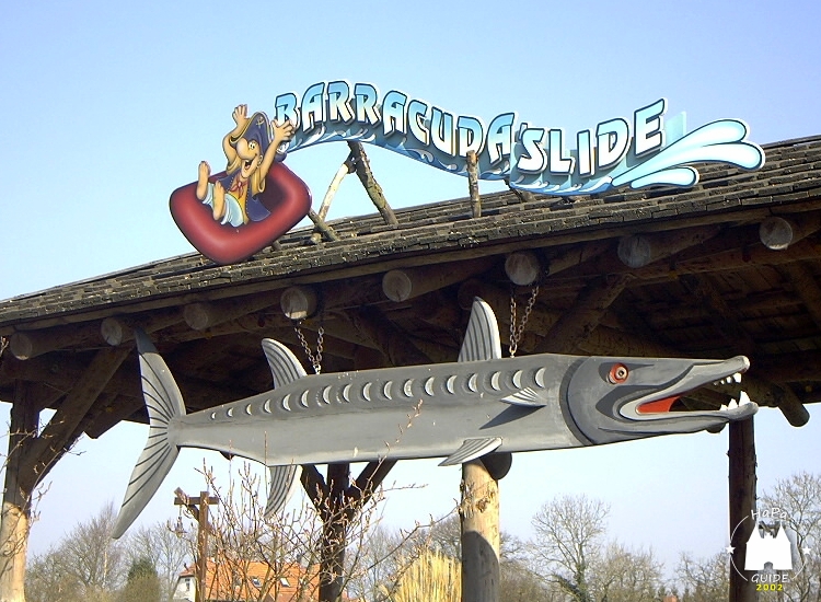 Schild Barracuda Slide auf dem Dach der Aussichtsterrasse