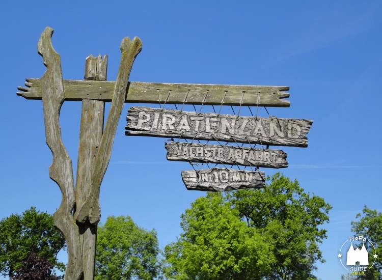 Piratenland - Schild Bahnhof Hansa‑Park Parkeisenbahn