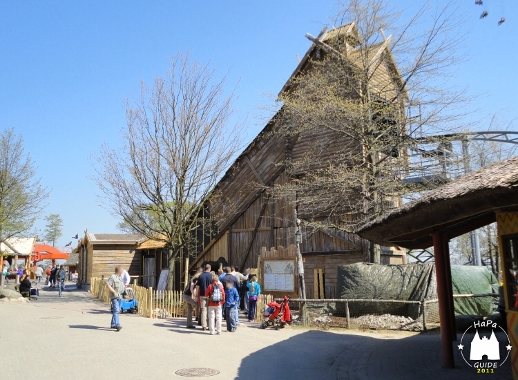 Der Lifthill der Schlange von Midgard wurde aufwendig mit Holz verkleidet