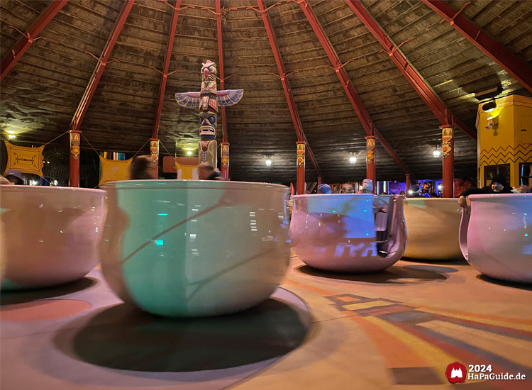 Pow Wow - Beleuchtete Tonkrüge während des Herbstzaubers am Meer