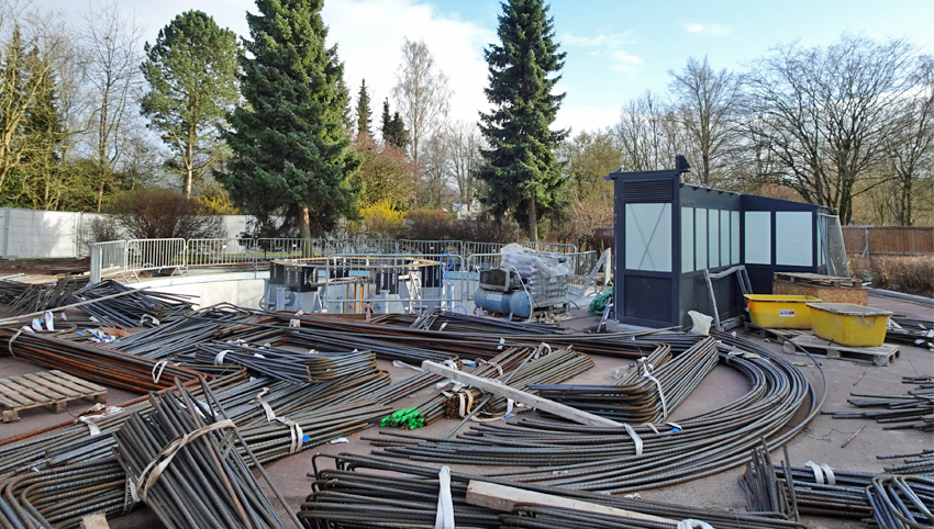 Gestapelte Baustahlmatten und Baumaterial auf Baustelle am Platz des ehemaligen Holsteinturms im Hansa-Park