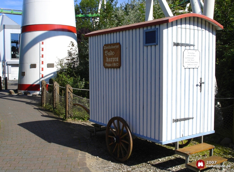 Sierksdorfer Badekarren am Eingang des Rasenden Rolands