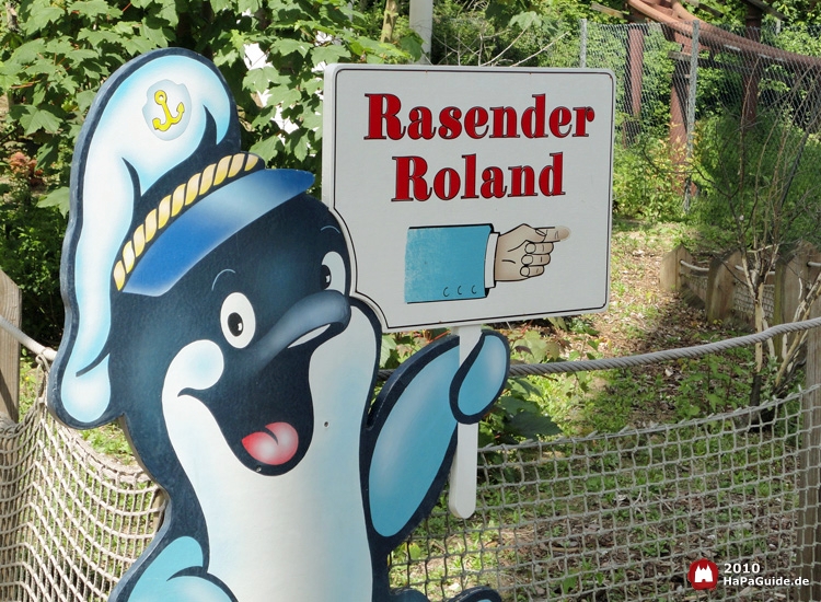 Orki mit Hinweisschild zum Rasenden Roland