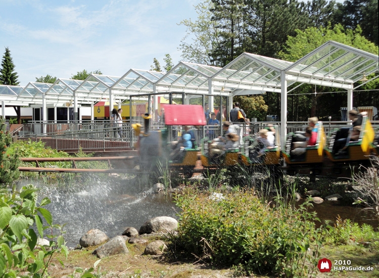 Eine Wasserfontäne löst neben dem Rasenden Roland aus