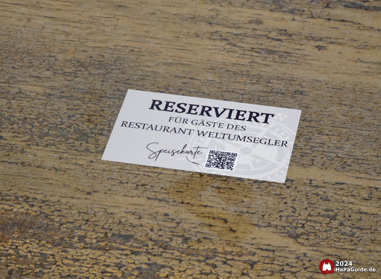 Restaurant Weltumsegler - Reserviert Sticker mit QR Code für Menükarte auf einem Tisch der Terrasse