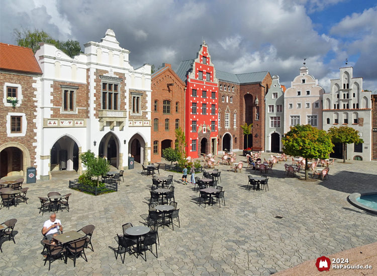 Restaurant Weltumsegler - Außenterrasse vor den Fassaden von Helsinki, Stockholm und Riga