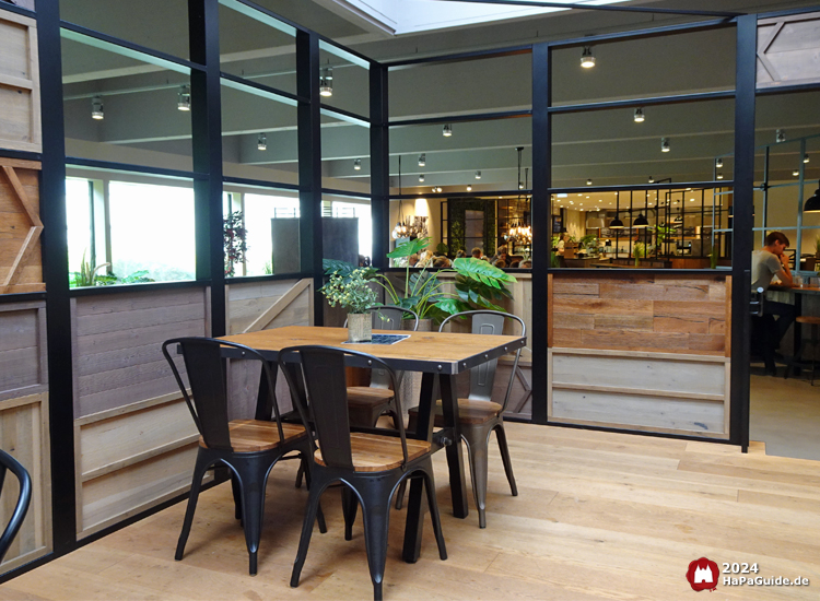 Restaurant Weltumsegler - Tisch mit 4 Stühlen auf Empore