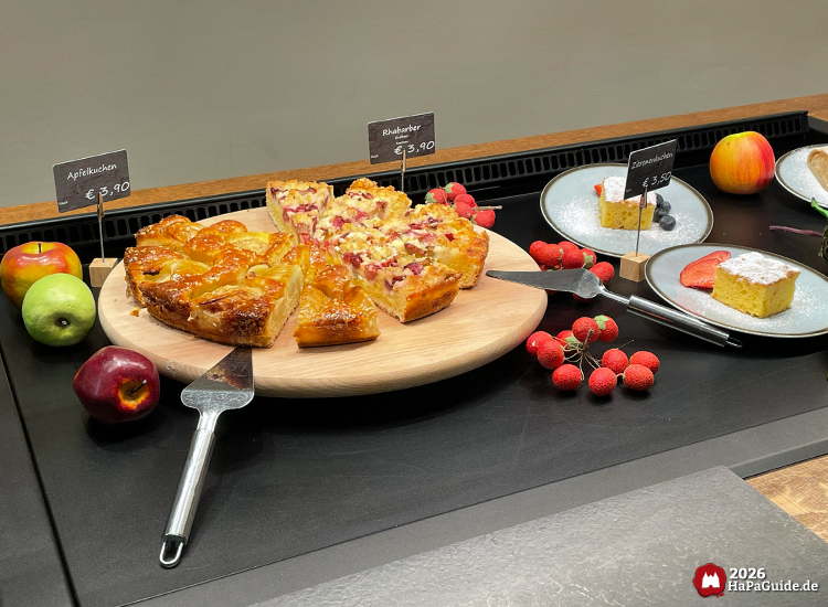 Frische Kuchen-Auslage mit Apfelkuchen, Rhabarberkuchen und Zitronenkuchen im Restaurant Weltumsegler