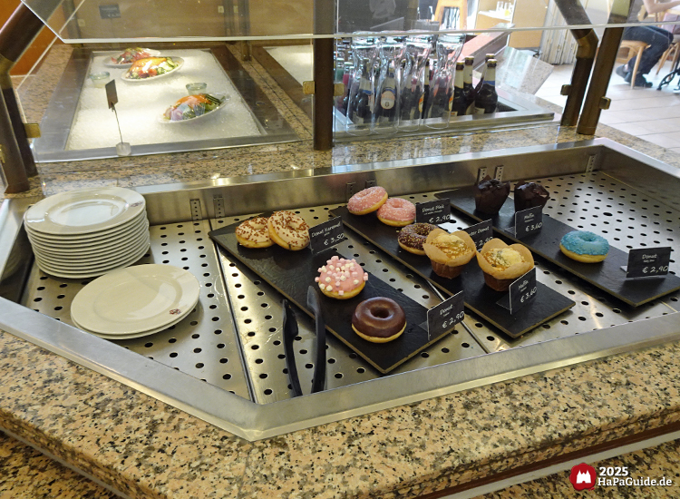 Ristorante L'Artista - Auswahl an Muffins und Donuts