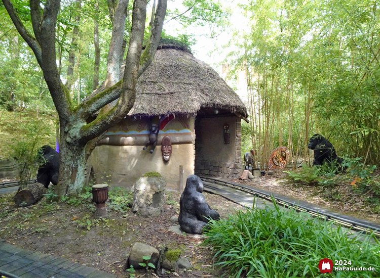 Safari-Jeeps - Rundhaus mit Gorillas