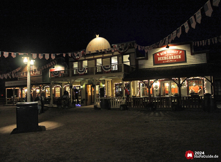 Saloon New Chance - Fassade beleuchtet zum Herbstzauber am Meer