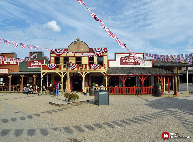 Saloon New Chance - Gesamte Fassadenfront aus vier Gebäuden