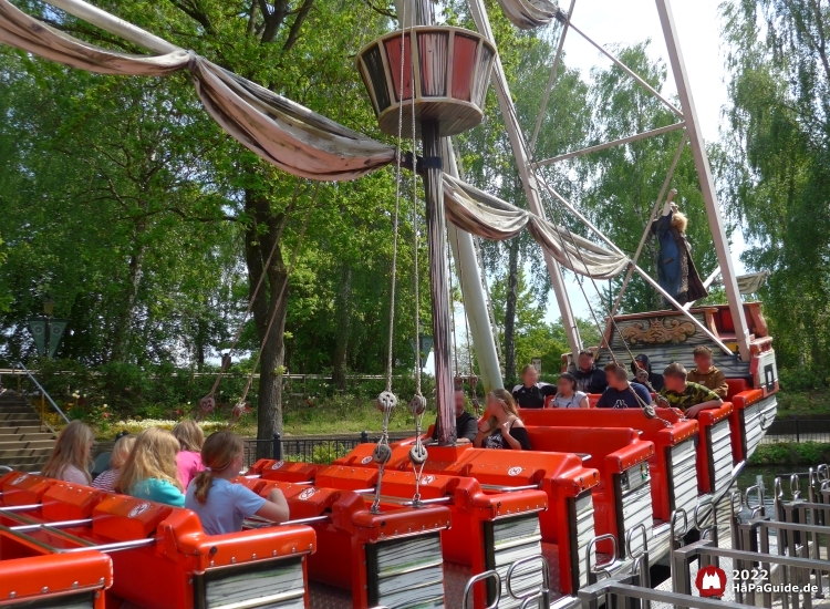 Schiffschaukel - Besuchende in der Schiffschaukel