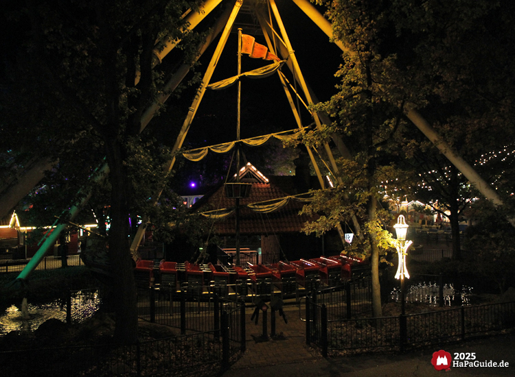 Schiffschaukel - Beleuchtet während des Herbstzaubers am Meer