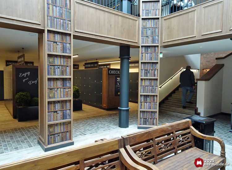 Service-Center - Büchersäulen vor der Schließfachanlage