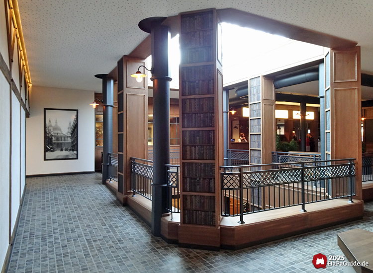 Service-Center - Lichtatrium aus Büchersäulen