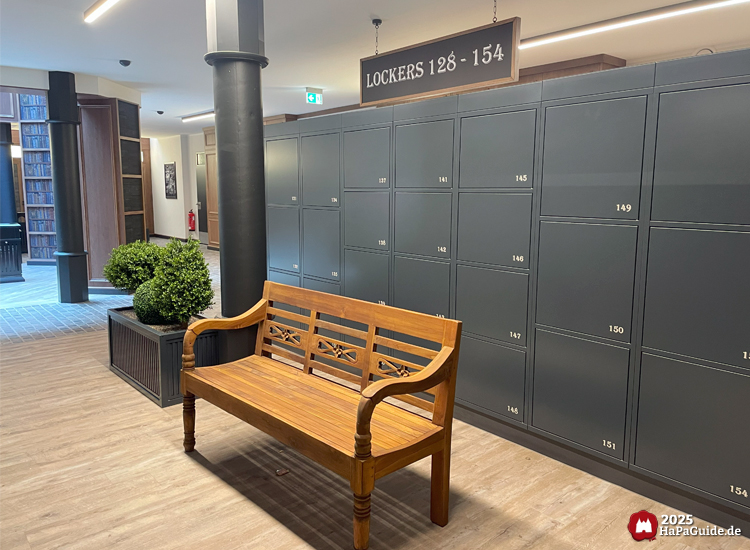 Service-Center - Bank vor einer Reihe mit Schließfächern