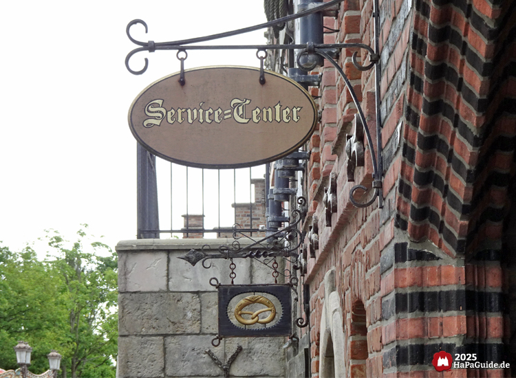 Service-Center - Schild an Backsteinwand