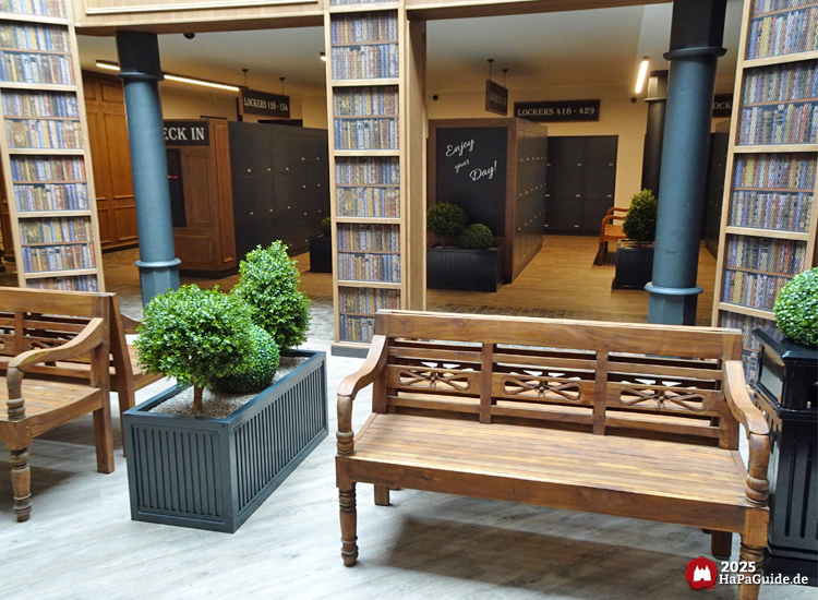 Service-Center - Bänke vor Bücherregalen und Schließfächern