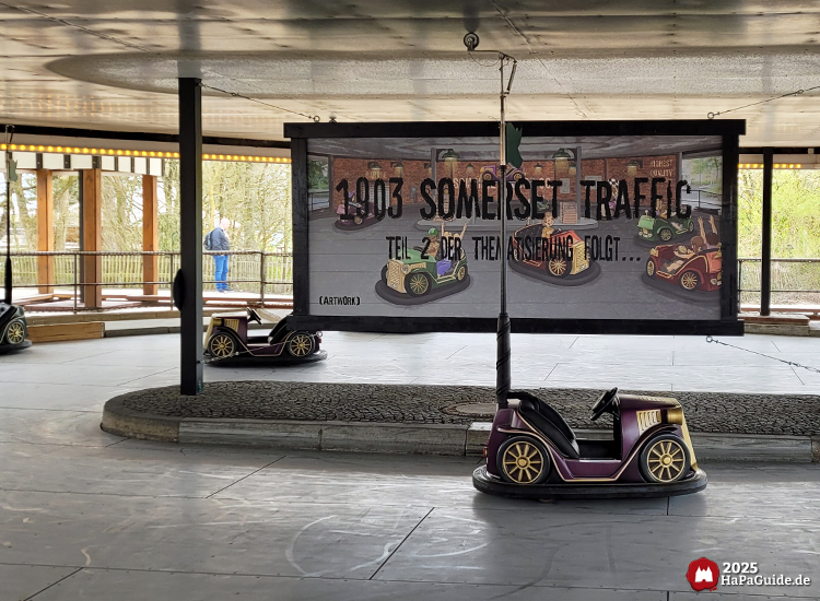 1903 Somerset Traffic - Historischer Scooter vor Plakat