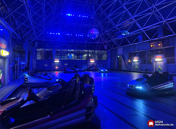 Space Scooter - Autoscooter auf der blau ausgeleuchteten Spielfläche