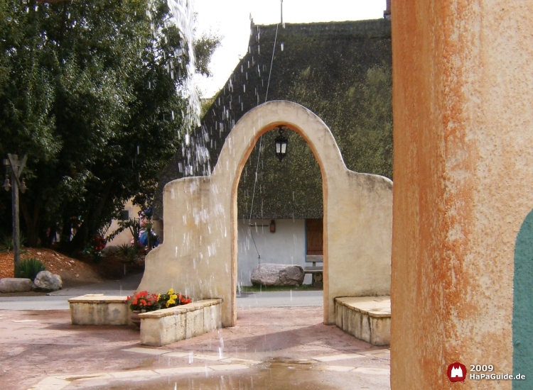 Spanische Glocke - Wasser vor Torbogen