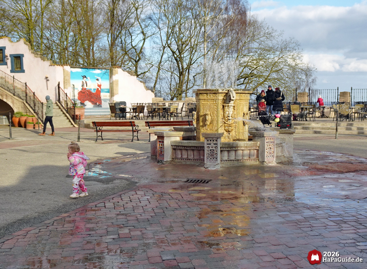 Mediterraner Platz Plaza del Mar mit Sprechendem Brunnen und südländischer Architektur im Hansa-Park