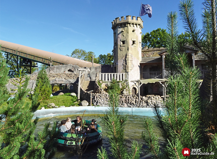 Störtebekers Kaperfahrt - Rundboot hinter Tannen vor der Burg