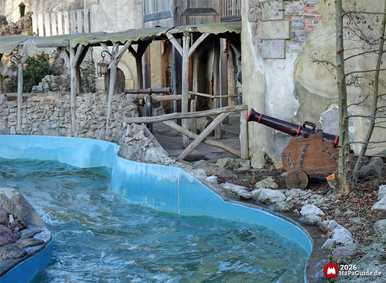 Hansa-Park Wasserbahn Störtebekers Kaperfahrt mit Kanallauf und Kanone im Piraten-Setting der Themenwelt