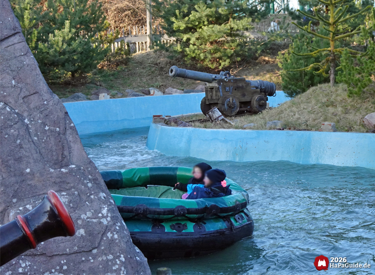 Hansa-Park Raftingfahrt mit Rundboot im Kanal und thematischer Kanone in den Reichen des Nordens