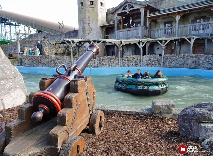 Hansa-Park Raftingbahn mit Rundboot, Kanone und mittelalterlichen Burgmauern in den Reichen des Nordens