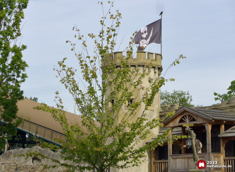 Störtebekers Kaperfahrt - Totenkopfflagge am Burgturm