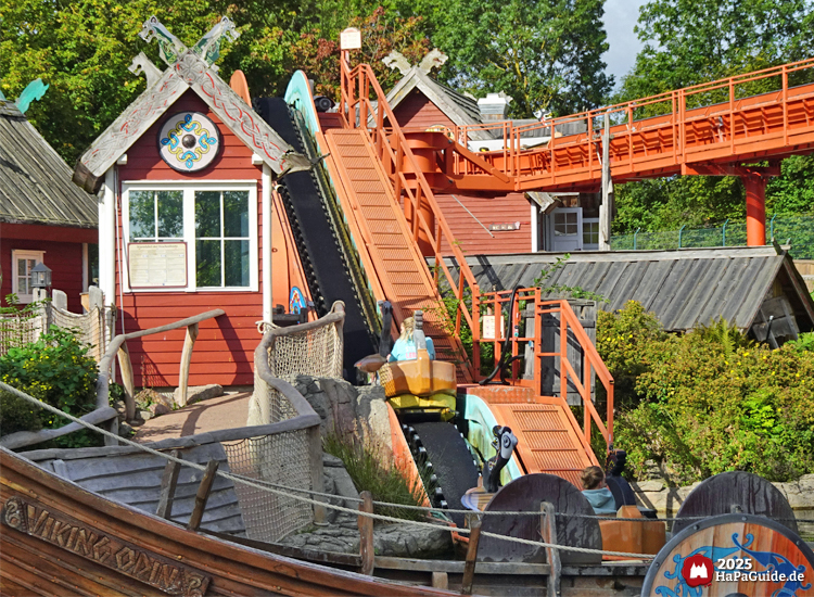 Sturmfahrt der Drachenboote - Station in der Mitte des Lifts