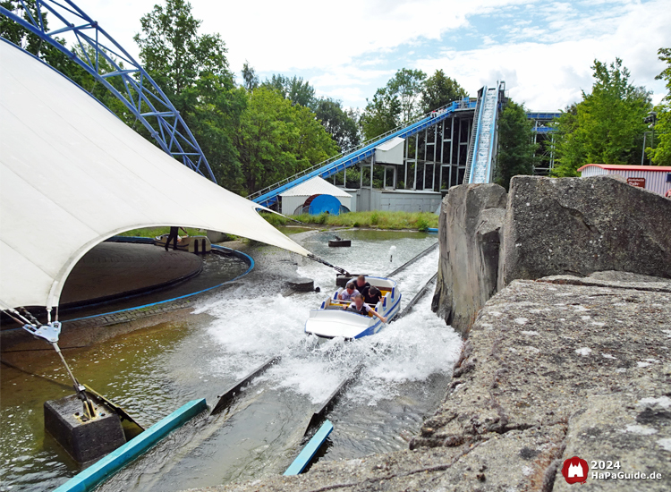 Super Splash - Eintauchen eines Boots neben der Felswand