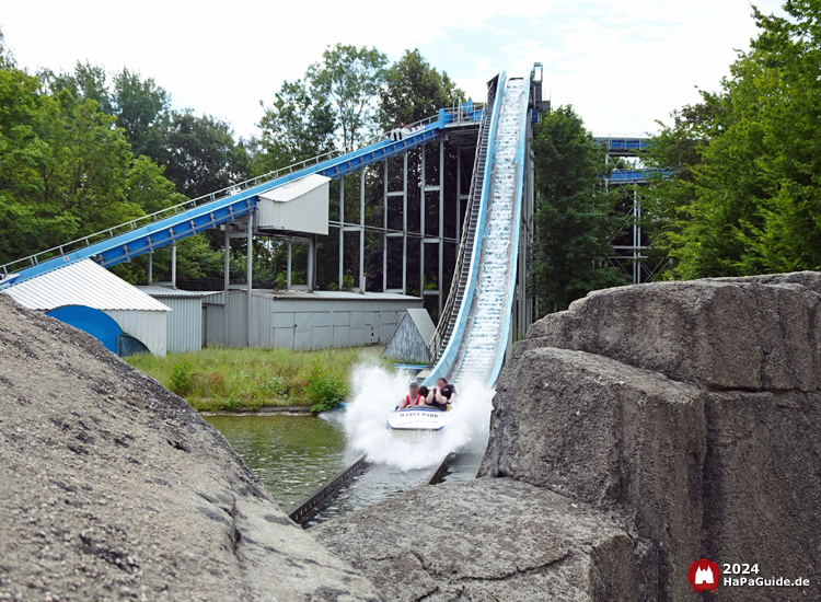 Super Splash - Ein Boot taucht spritzend ins Wasser ein